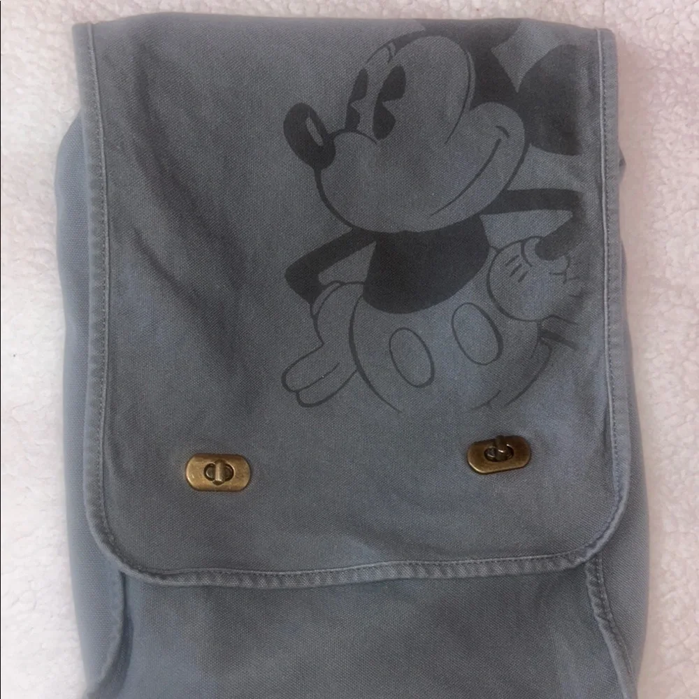 Stylish Gray Messenger Bag with Graphic Design